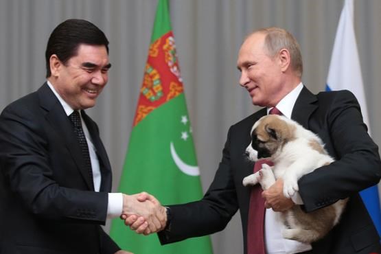 هدیه تولد عجیبی که پوتین از همتای ترکمنستانی خود دریافت کرد! + فیلم