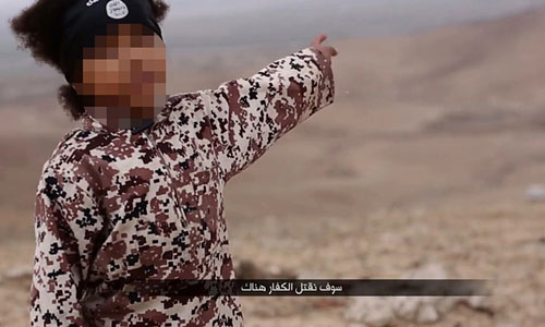 استفاده داعش از کودک انگلیسی به عنوان سپر انسانی+ تصاویر