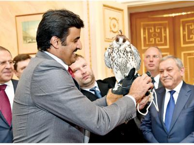 هدیه متفاوت پوتین به امیر قطر/ همای سعادت در دستان شیخ تمیم+تصاویر