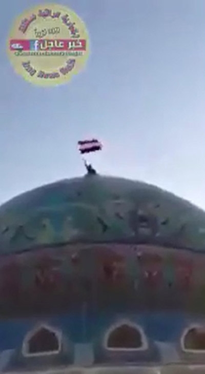 جشن نیروهای عراقی هنگام پایین کشیدن پرچم داعش در رمادی+ تصاویر