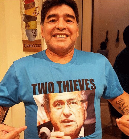 دو دزد روی پیراهن مارادونا + عکس