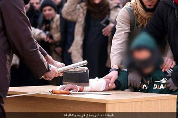 داعش دست یک نفر را با ساطور قطع کرد+ تصاویر (16+)