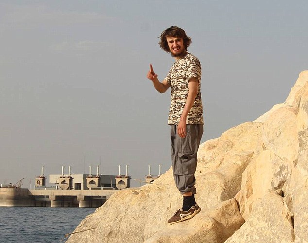 جلاد ۲۰ ساله انگلیسی داعش را بشناسیم+ تصاویر