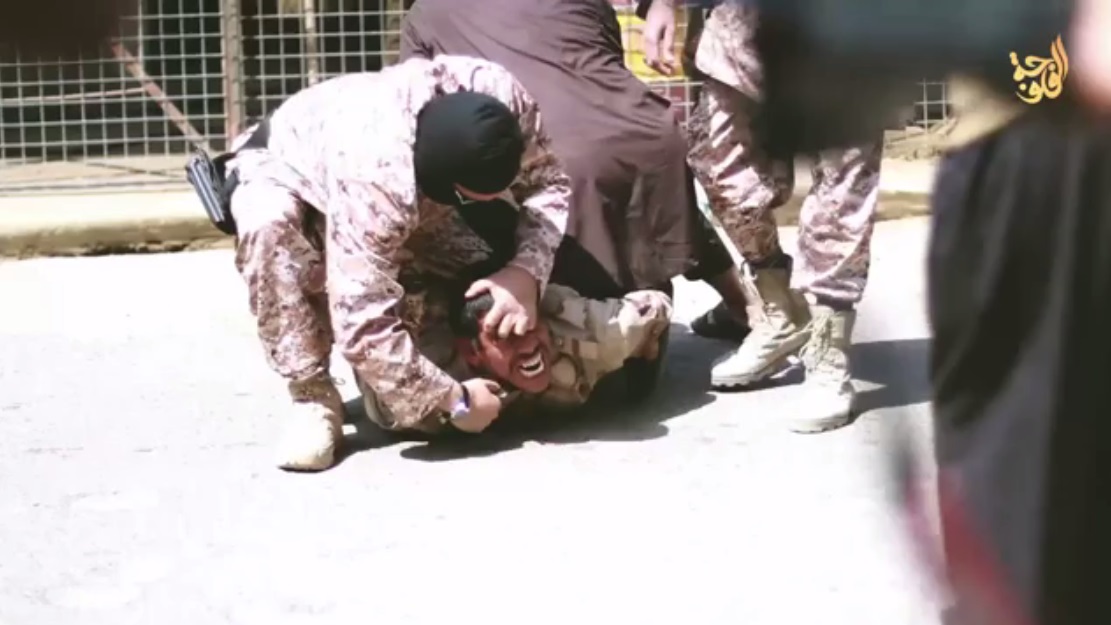 گردن زنی وحشیانه و هولناک یک نفر بدست داعش+ تصاویر(18+)