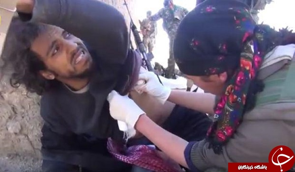 زنان کرد مبارز اینطور با اسیر داعشی رفتار می کنند +عکس و فیلم