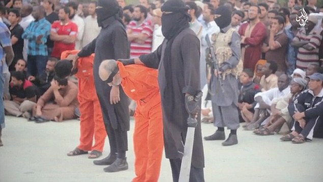 داعش 2 ساحر را در ملاء عام گردن زد + تصاویر و فیلم