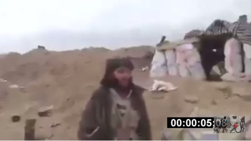 برخورد غیرمنتظره خمپاره با تروریست داعشی هنگام فیلمبرداری