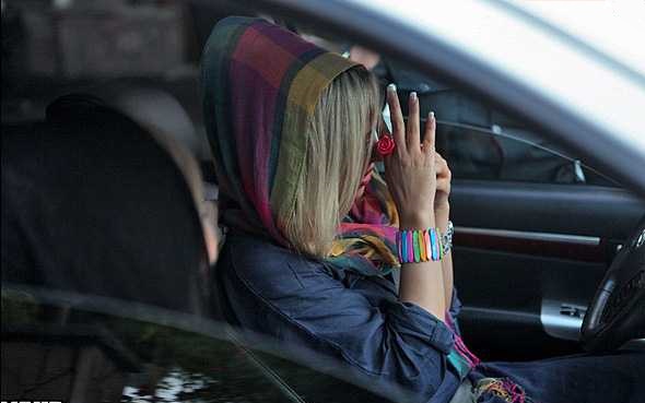 رفتار عجیب دختران در خودرو؛از انداختن روسری تا سگ گردانی و کشیدن سیگار