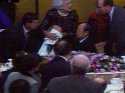 از صحنه عاشقانه کری و اولاند تا حرکت شرم‌آور جرج بوش در ضیافت شام  با نخست‌وزیر ژاپن+ تصاویر