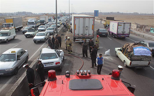 برخورد شدید تریلی و 2 خودروی پراید در آزاد راه تهران ـ قم/ 3 سرنشین مجروح شدند