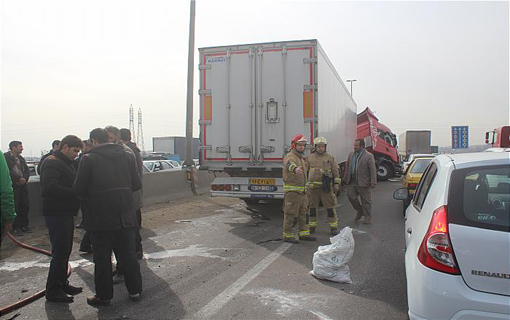 برخورد شدید تریلی و 2 خودروی پراید در آزاد راه تهران ـ قم/ 3 سرنشین مجروح شدند