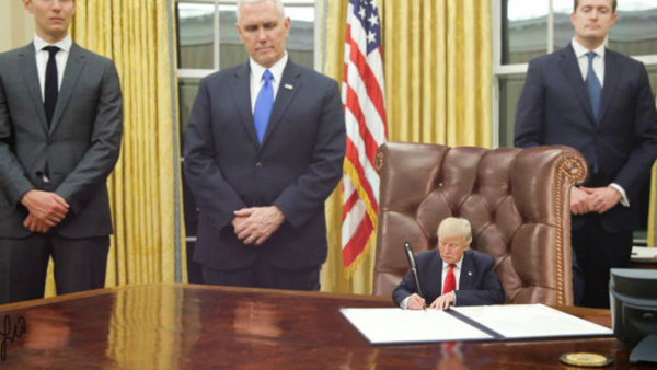شوخی با رئیس جمهور جنجالی آمریکا / نسخه کوچک شده ترامپ + تصاویر
