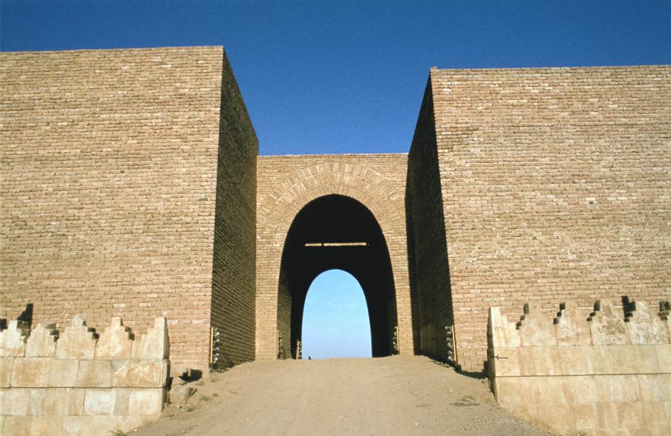 تصاویری دیده‌نشده از تخریب دروازه‌های باستانی نینوا بوسیله داعش