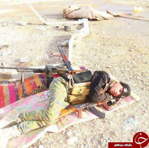 خواب راحت یک مدافع حرم در میدان جنگ + عکس