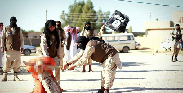 اعدام یک شعبده‌باز خیابانی به وسیله داعش/ شعبده‌باز عراقی مجبور به افشای اسرارش شد+ تصاویر