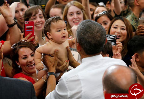 آرام شدن کودک شیرخوار به دست اوباما+ تصاویر