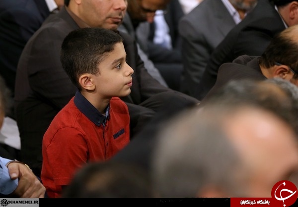 عکس/ پسر شهید احمدی روشن در دیدار با «آقا»
