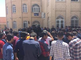 تجمع اعتراض آمیز دانش آموزان یزدی در مقابل اداره کل آموزش و پرورش