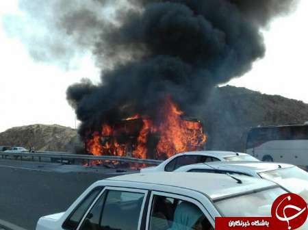 اتوبوس مسافربری در آزادراه قم – تهران آتش گرفت/ پرواز بالگرد اورژانس برای نجات مسافران+تصاویر