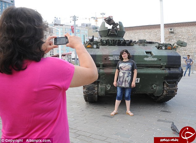 سلفی ترک‌ها در کنار تانک‌ها+تصاویر