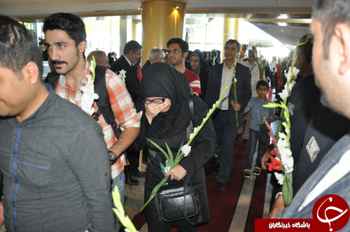 فرش قرمز زیر پای زائران امام رضا (ع) در فرودگاه+ تصاویر