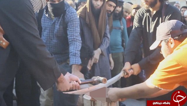 لحظه رعب آور قطع دست یک متهم به سرقت از سوی عناصر بی رحم داعش + تصاویر 16+