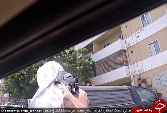 لحظه رعب‌آور قتل یک افسر در یمن به دست آدمکش های داعشی + تصاویر