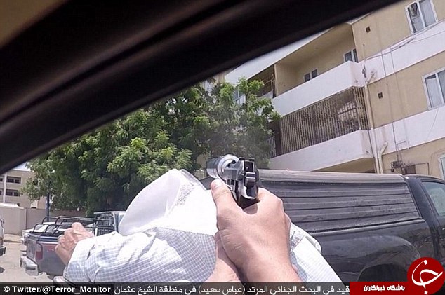 لحظه رعب‌آور قتل یک افسر در یمن به دست آدمکش های داعشی + تصاویر