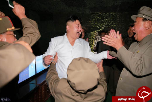 عکس/ رقص رهبر کره‌شمالی بعد از آزمایش موفقیت‌آمیز موشک بالستیک
