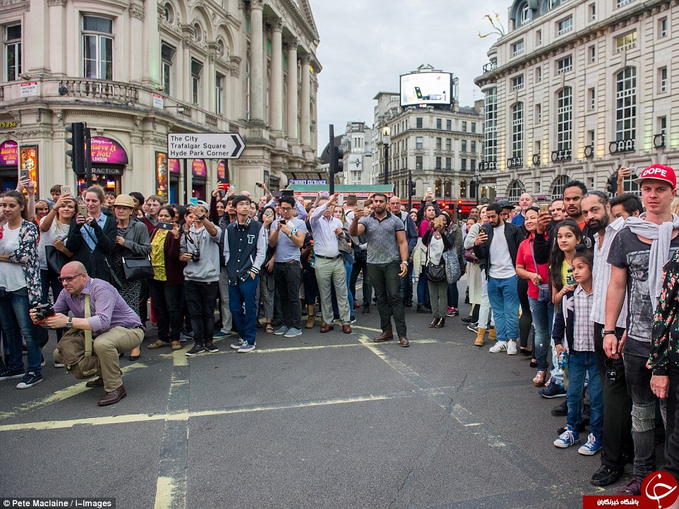 جولان بچه‌پولدارهای انگلیسی در خیابان‌های لندن +تصاویر