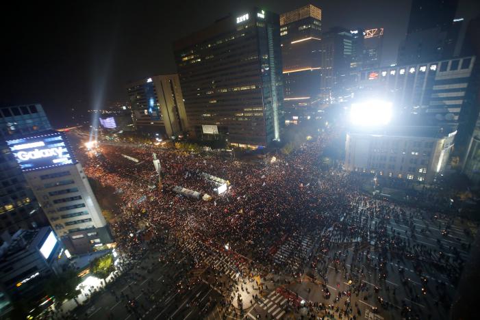 مردم کره جنوبی با برگزاری تظاهرات گسترده، خواستار استعفای رئیس‌جمهور این کشور شدند+تصاویر