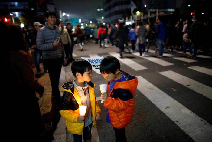 مردم کره جنوبی با برگزاری تظاهرات گسترده، خواستار استعفای رئیس‌جمهور این کشور شدند+تصاویر