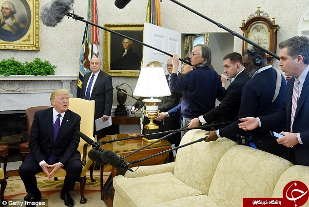ترامپ خبرنگار سی ان ان را از کاخ سفید بیرون انداخت! + تصاویر
