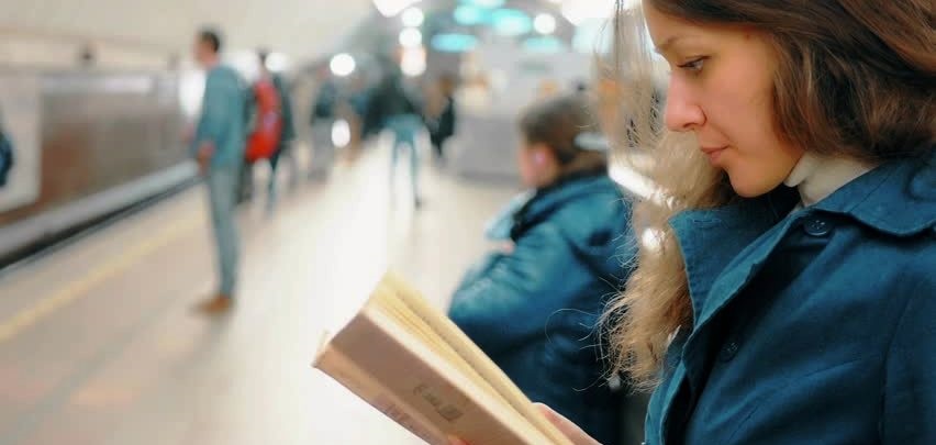 کتاب‌خوانی در متروهای جهان