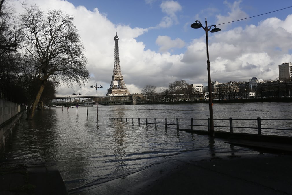 شهر ایفل در آب/ تخلیه 1500 نفر در حومه پاریس در پی خطر طغیان رودخانه سن+تصاویر