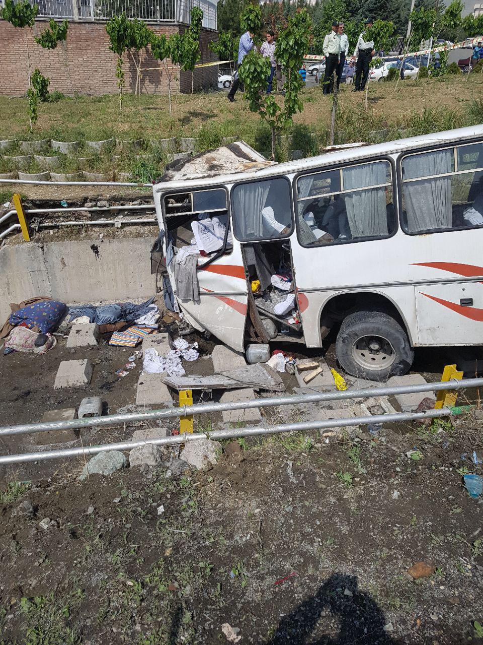 واژگونی اتوبوس حامل دانش آموزان در بزرگراه یادگار امام(ره)