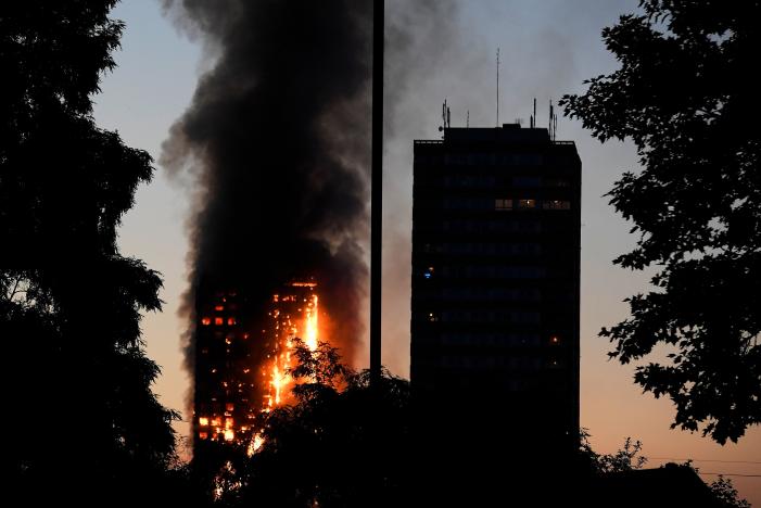 آتش‌سوزی در برجی مسلمان‌نشین در لندن/ احتمال فروریختن ساختمان وجود دارد+ تصاویر