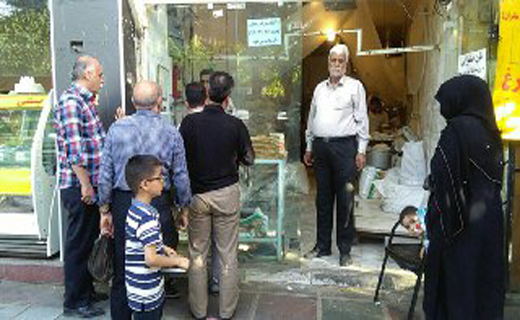 گزارش/// عطر خوش نان صلواتی در کوچه‌های پایتخت / این پیرمرد نان حلال به سفره‌های خالی نیازمندان می‌رساند