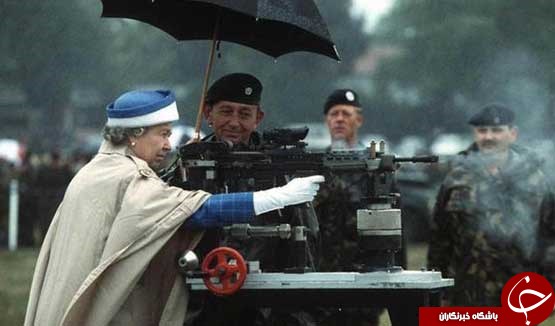 ملکه انگلیس دست به اسلحه برد+عکس