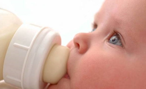 خواص شگفت انگیز شیر مادر برای نوزادان/شیر مادر را با این مواد غذایی زیاد کنید