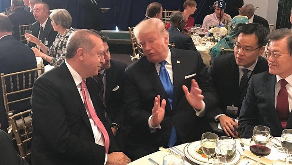 در ضیافت شام سازمان ملل کدام همسایه ایران سر میز دونالد ترامپ نشست؟ + عکس