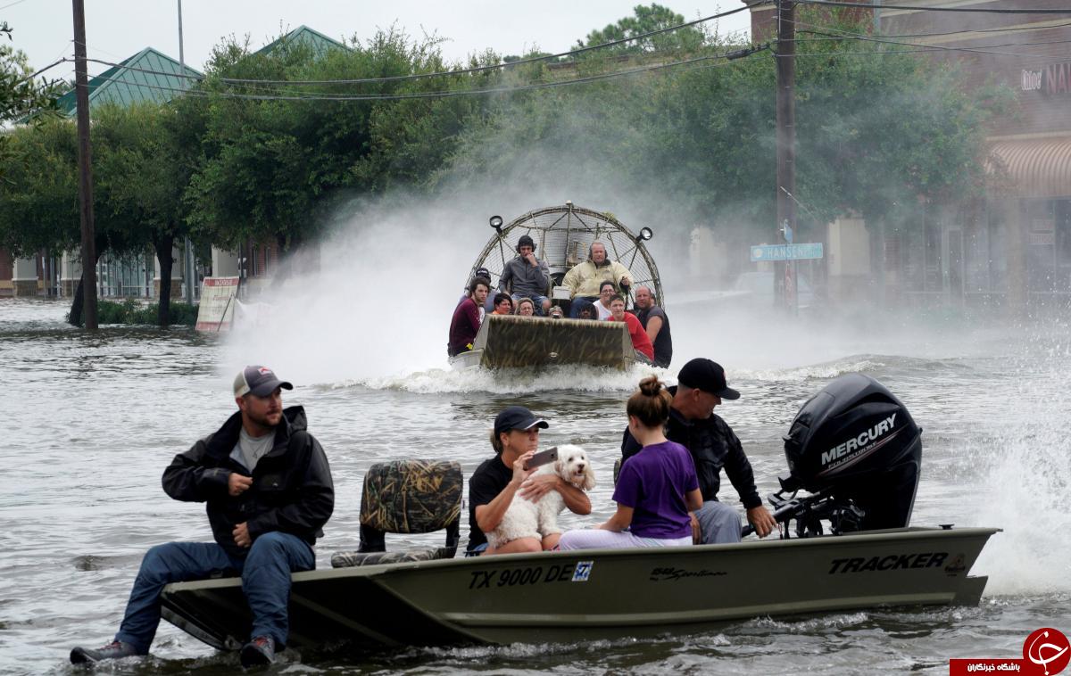 فرار مردم تگزاس از توفان سهمگین هاروی با حیوانات خانگی خود+ تصاویر