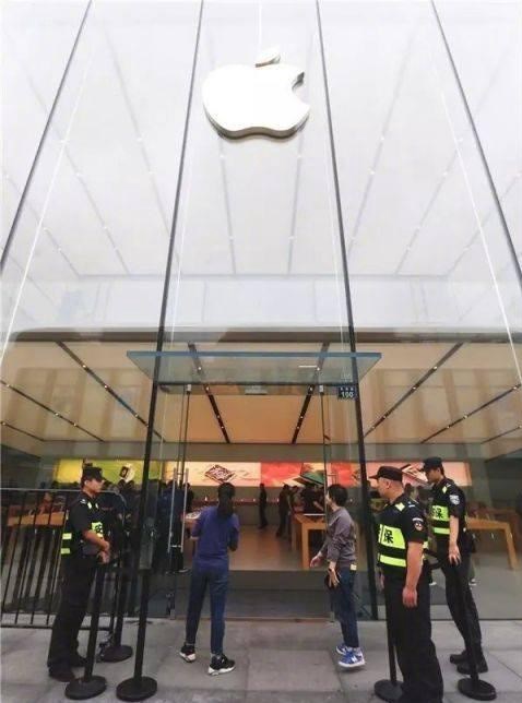 اپل در نخستین روز عرضه آیفون۸ شرمنده شد + تصاویر