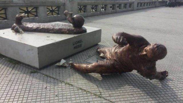 مجسمه مسی بار دیگر در آرژانتین تخریب شد!