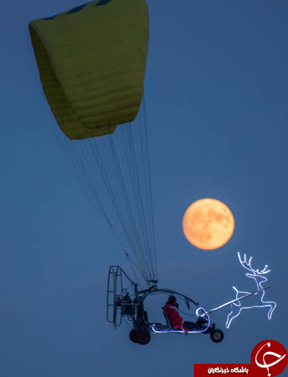 بابانوئل در حال پرواز در آسمان آلمان+عکس