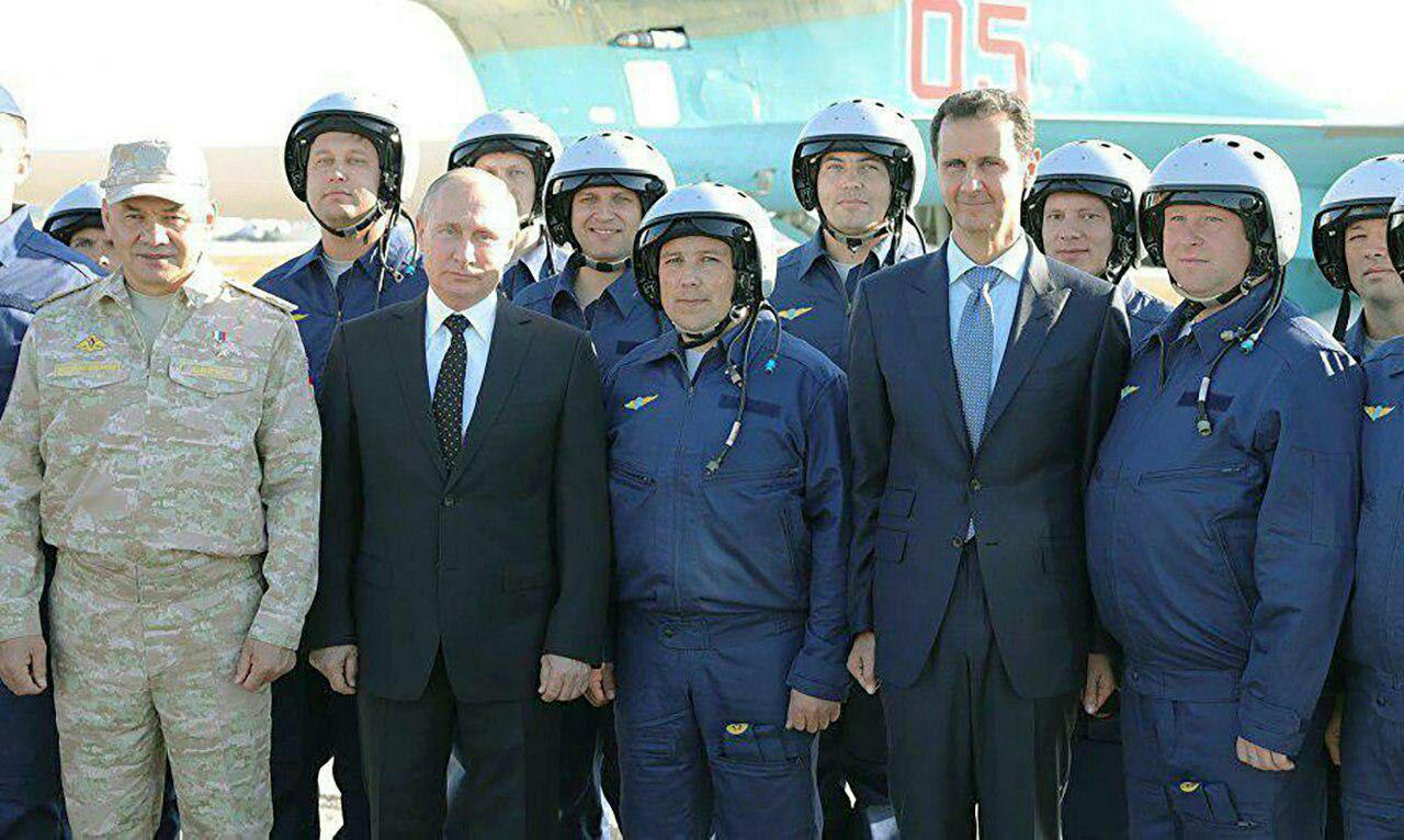عکس یادگاری بشار اسد و ولادیمیر پوتین با خلبانان جنگنده های روس+عکس