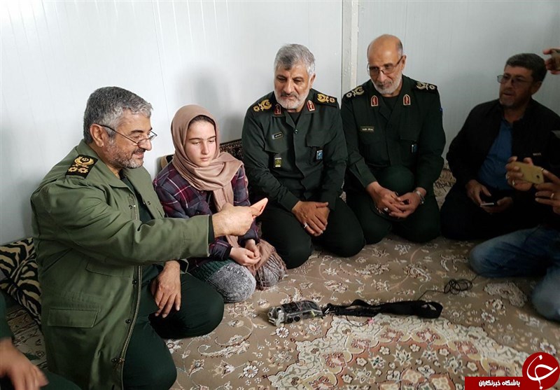 سلفی فرمانده سپاه با تنها بازمانده یک خانواده زلزله‌زده+عکس