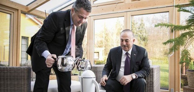 چای ریختنِ وزیر خارجه آلمان برای چاووش اوغلو جنجالی شد