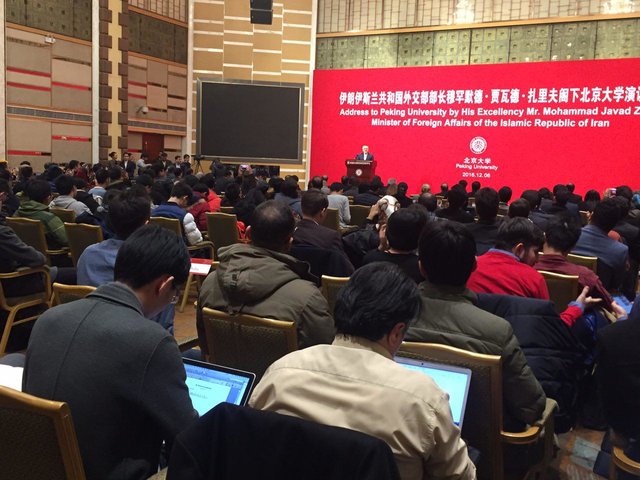 سخنرانی ظریف در دانشگاه پکن +عکس